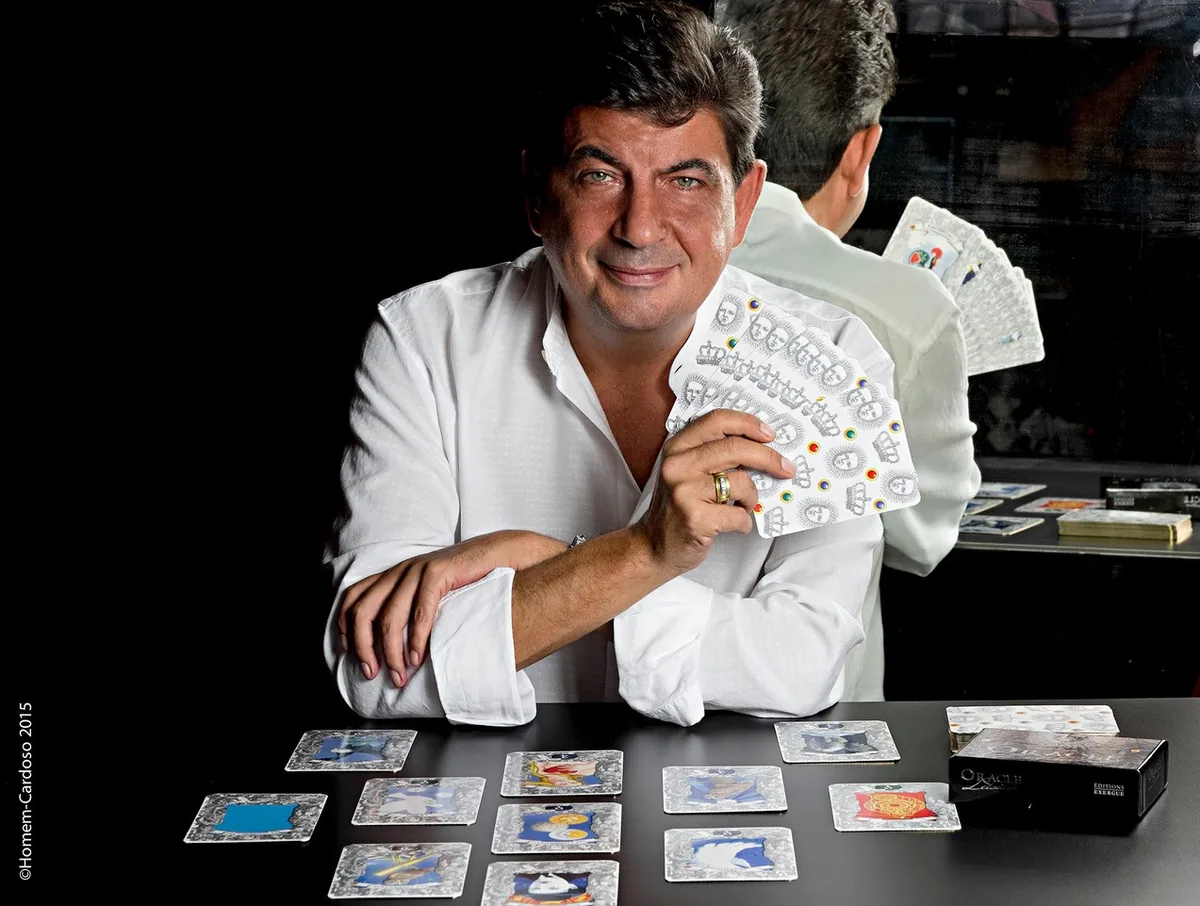 Miguel de Sousa em consulta de cartomancia